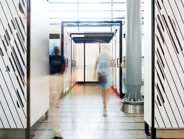 Plugaloo - Genderneutrale toiletunits Schiphol Airport - Wandgrafiek